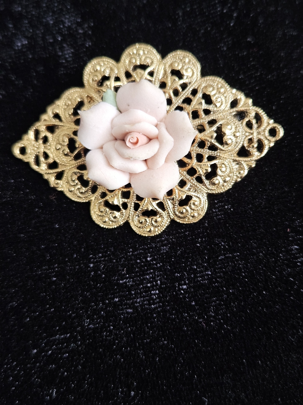 1928 Gold Filigree Brooch with Pale Pink Rose